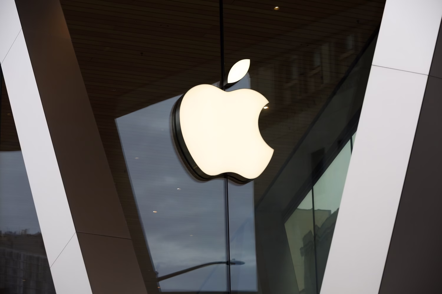 apple sued over siri ai delays DRONE