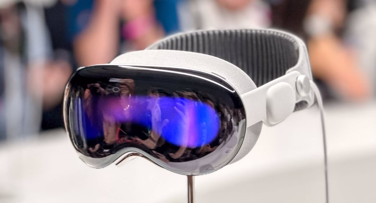 Apple Vision Pro 2 release date rumors 2025