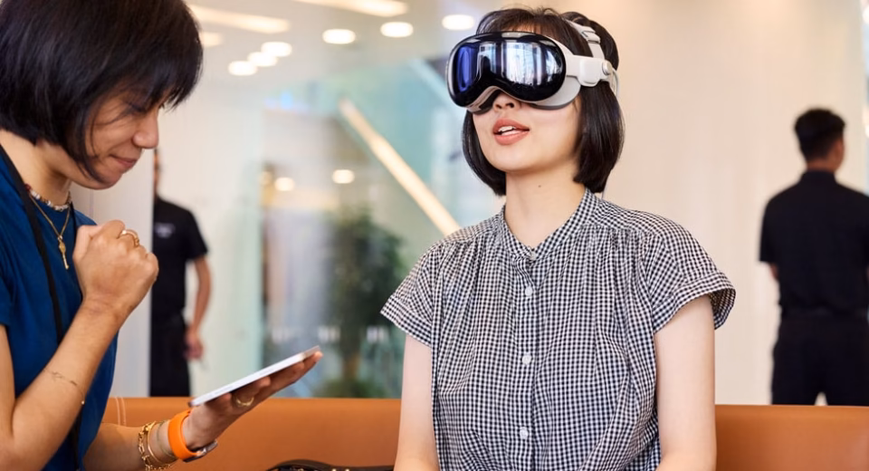 apple vision pro successor lightweight price